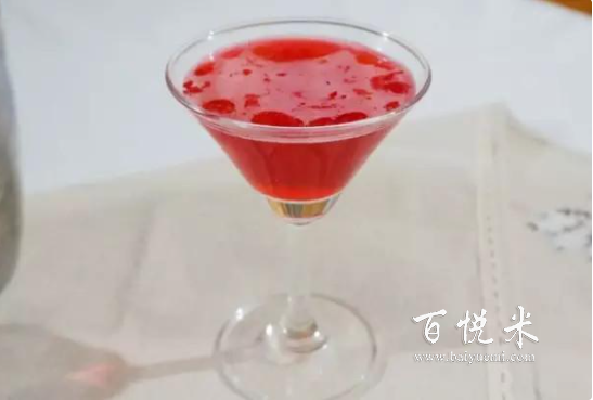 一款表現(xiàn)玫瑰的艷麗色彩及濃郁芬芳的主流雞尾酒,適合女性的短飲